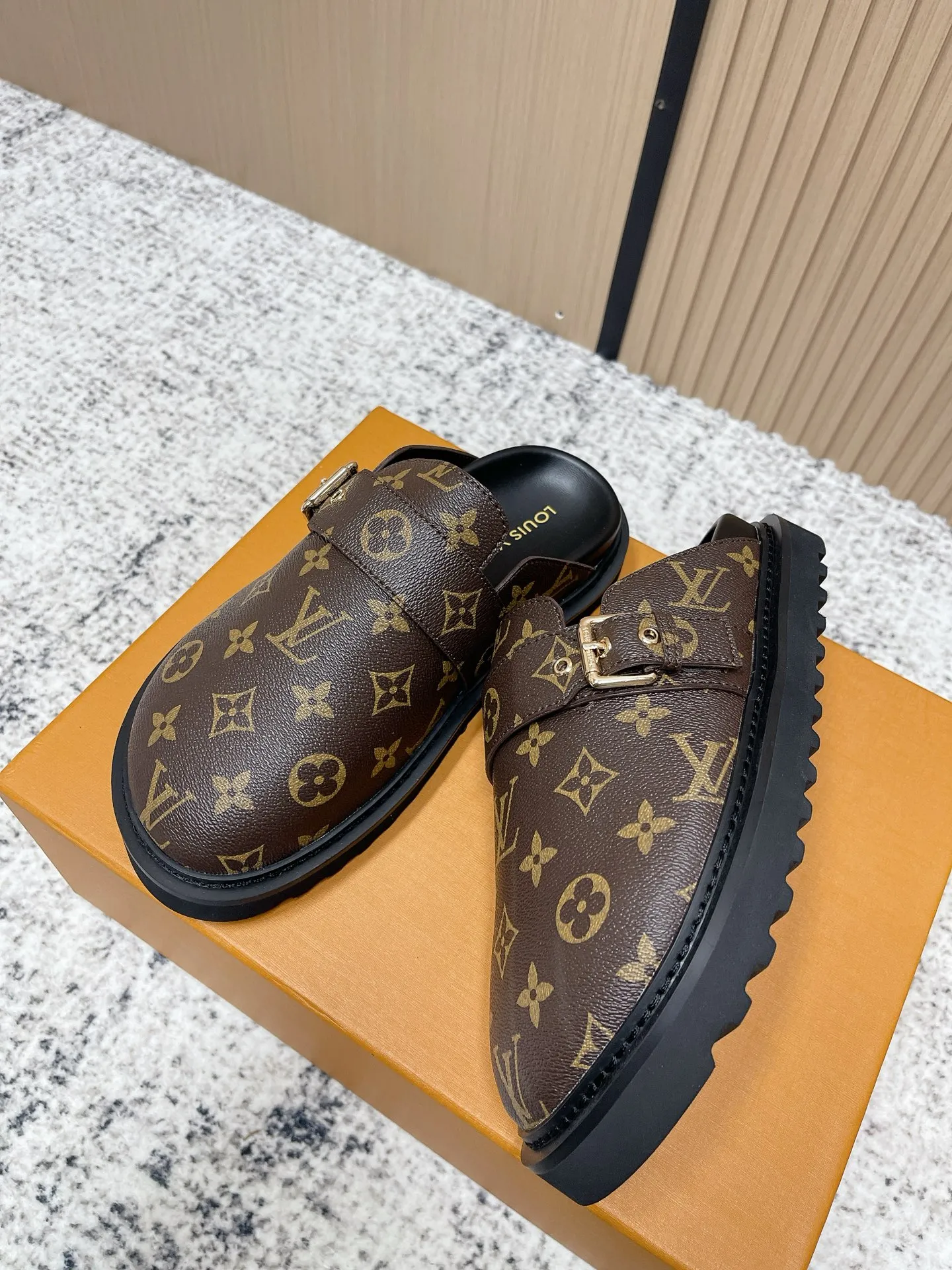 [L Family] P: 460💰 Size: 35-46 (female 40.41, male 45 46 custom-made) Top version Louis vuitton Lv new couple Birkenstock slippers. Cute and cute, not too good on the feet. Simple and high-end slingback design. Ready to wear and go. Good news for lazy people. Imported cowhide leather upper/imported old calico. Original hardware buckle, original molded high-density foam outsole.